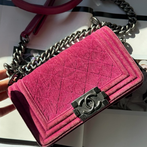 CHANEL BOY VELVET HANDBAG IN PINK - Picture 4 of 16